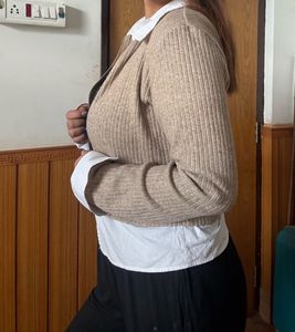 🌼 Beige Ribbed Zip-Up Sweater with White Collar🌼