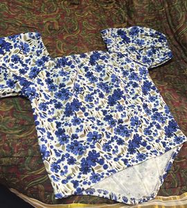 Blue flower printed crop top