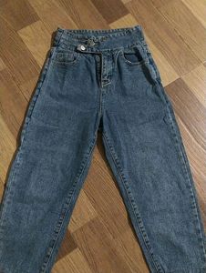 Trendy Cropped Jeans!!