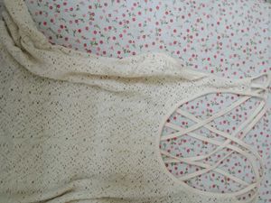 Cream Top With Crisscross 🛍️🌷