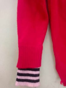 red colour ka girl sweater bahut  comfortable hota