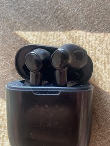 Boat Airdopes old. Only Cash deal acceptable