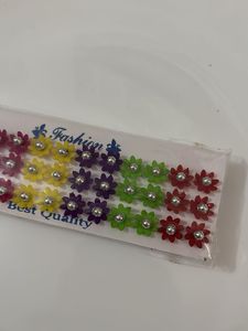 18 pairs of Floral studs