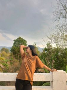 Selling: Brown oversized t-shirt – comfy, stylish