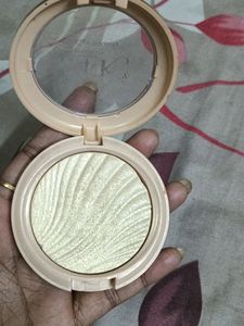Kiss Beauty Highlighter