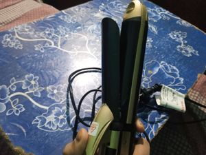 With the Vega 3-in-1 Hair Straightener, look glamorous in straight, curly, or crimped hair  hairstyling appliance features Ceramic-coated Plates, Crimper Plates, and a 360