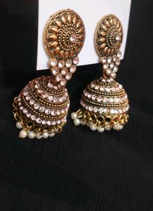 Elegant jhumka piece with white kundan work