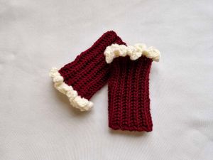 Crochet fingerless gloves with ruffles