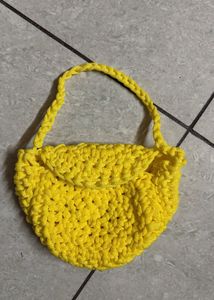 a small purse for pytting money