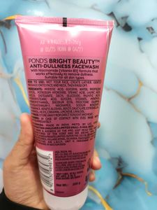 Pond&#39;s Bright Beauty Facewash