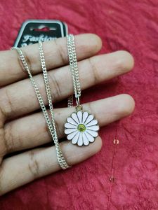 Daisy Pendant Necklace