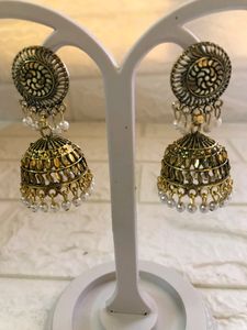 Gold Jhumuka With White Pearls