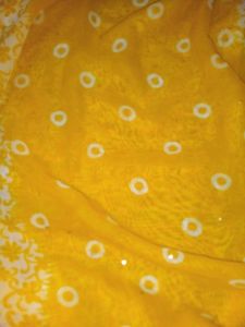 Womens Brand New Yellow Saree.