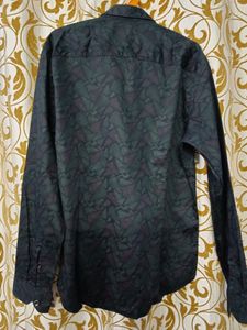 Vanheusen-V. VDot Semi Formal Shirt . Size .M.. Wore Very Occasionally.Will Look Good On You
