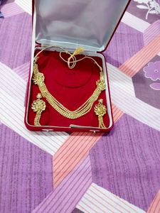 beautiful golden necklace with beautiful earing no used very nice and shinny stones