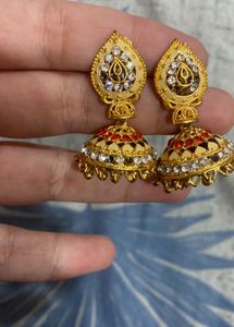 Six Earrings With One Pandle
