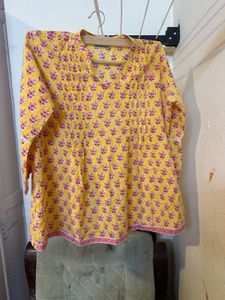 Green &amp; Yellow Printed Tunic Tops With Navy Jeans