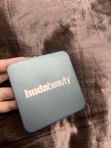 Huda Beauty Easy Bake Powder Shade Poundcake