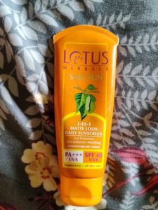 Lotus herbal Sunscreen spf 40