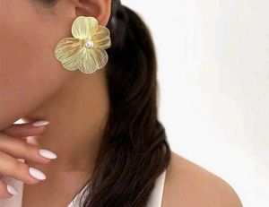 Gold Flower Pearl Earrings