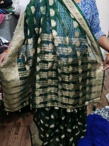 Elegant Green &amp; Gold Saree border has cut