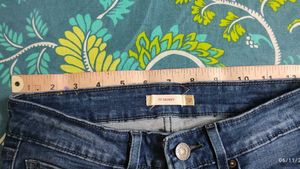 Levi&#39;s Jean XS ize 28&#34;