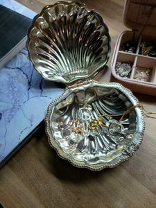 metal shell-shaped jewelry or trinket box
