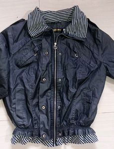 WOMAN BLACK JACKET