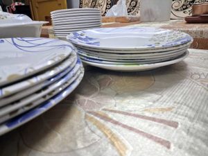 28 Pieces Dinner Set In Very Good Conditi