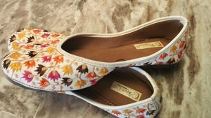 Floral Embroidered Juttis