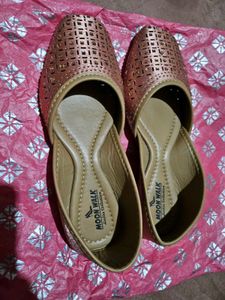 Mojaris or Jutti