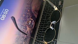 Stylish Gold Sunglasses