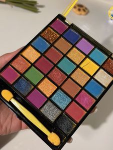 Colors Queen Eyeshadow Palette