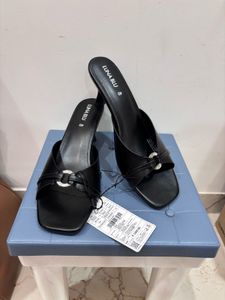 🆕 “Luna Blu” Black Chic Stilettos 🖤