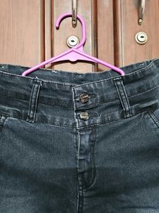 Stylish Women&#39;s Black Skinny Jeans