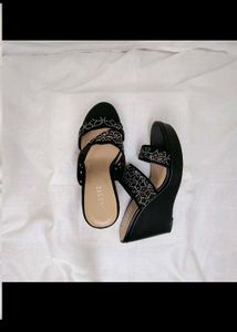 BRAND NEW SILVER BEADS DIAMONDS HEELS