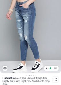 Distressed skinny jeans🌸