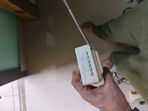 Vintage Portable Radio -{ not working}