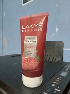 Lakme blush &amp;glow hydrating face wash strawberry w