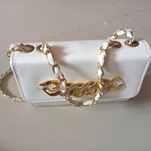 WHITE SLINGBAG