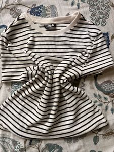 🌼Affordable!!!! Black-White Trends Crop Top