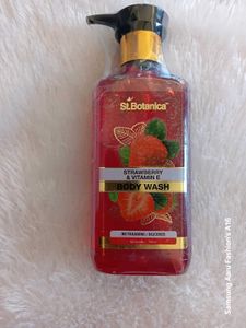 St.Botanica Strawberry Bodywash