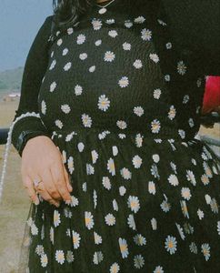 Charming Black Daisy Floral Midi Dress 🥂