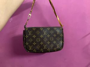ThLouis Vuitton Pochette accessoire leather handba