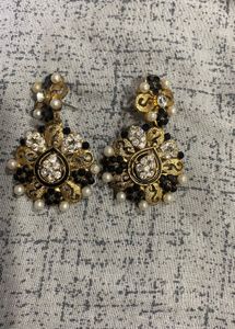 Six Earrings With One Pandle