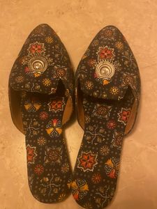 Punjabi Juttis For Sale