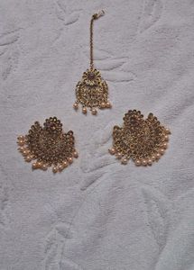 Golden Jhumka With Mangtikka