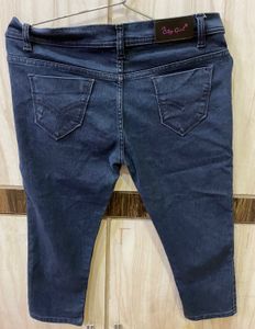 GIRLS DENIM CAPRI WITH NO FLAWS LIKE NEW