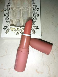 lipstick and nails 💅💄 ✨