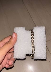 Elegant studded bracelet Women&#39;s Watch